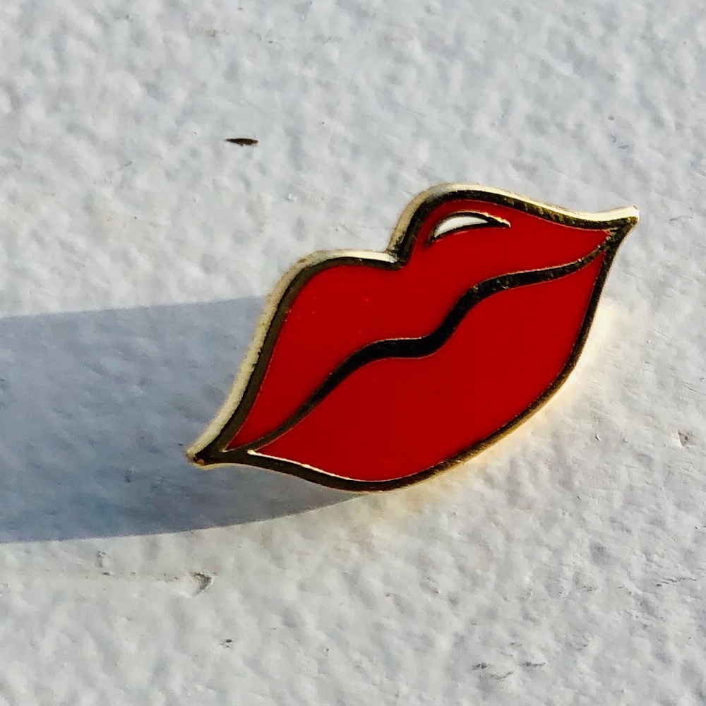 Lips enamel pin